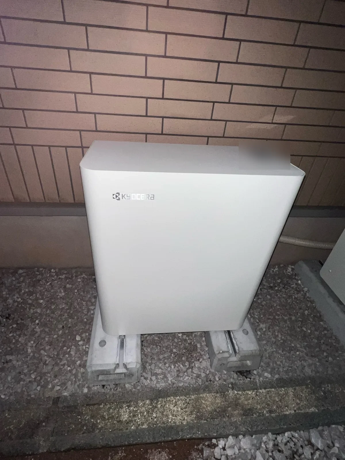 住宅の外壁沿いに設置した家庭用蓄電池