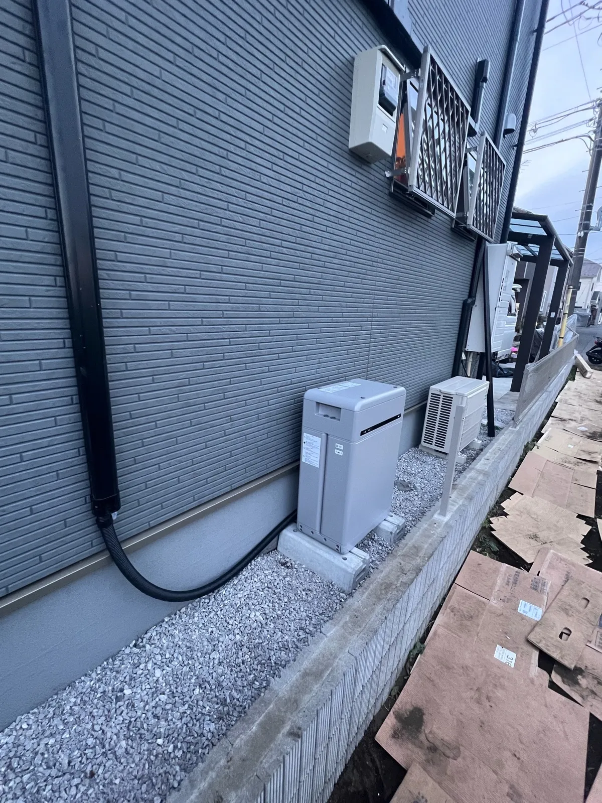 住宅の外壁に据え付けられた家庭用蓄電池