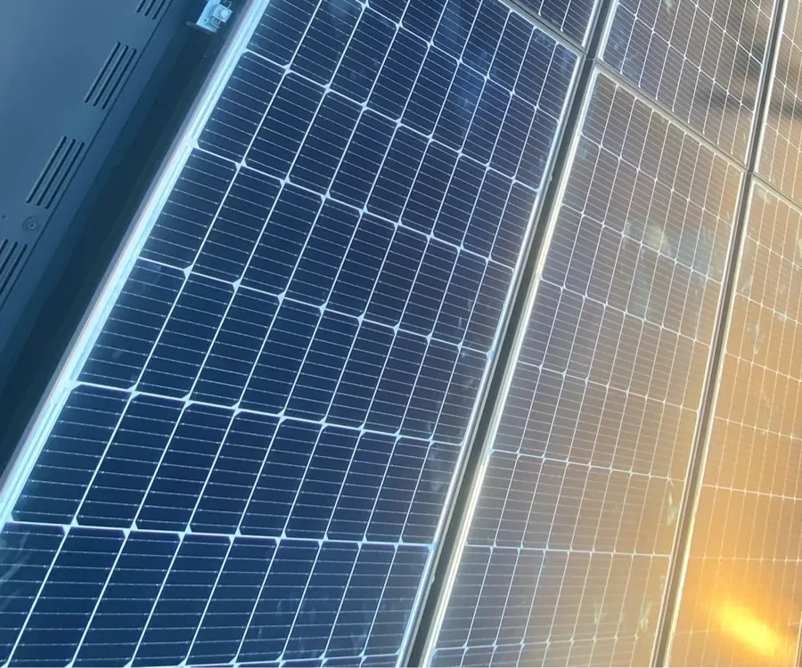 夕方の光を受ける屋根上の太陽光パネル