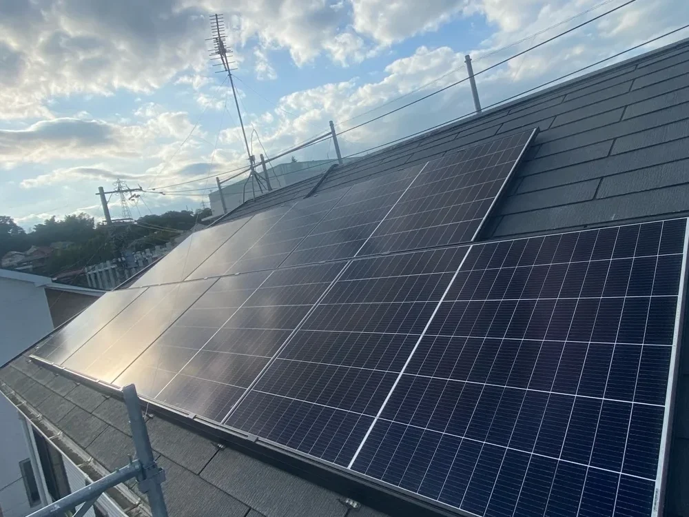 屋根に設置された太陽光パネル