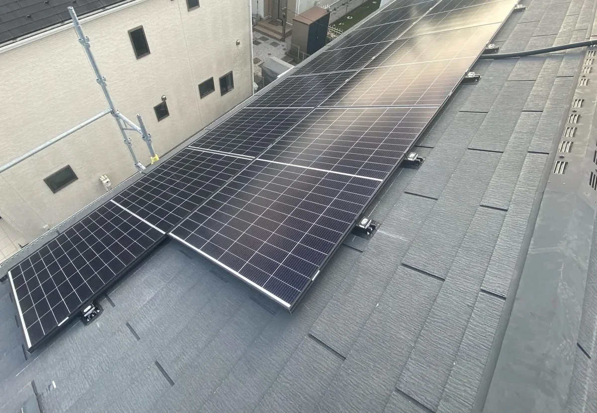 スレート屋根に沿って設置された太陽光パネル