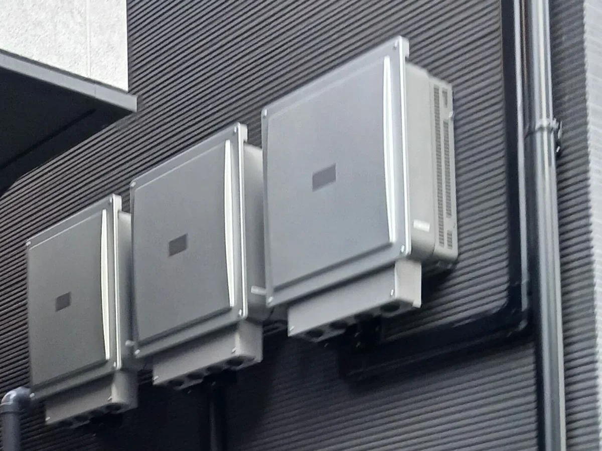 外壁に並べて設置したパワーコンディショナ3台