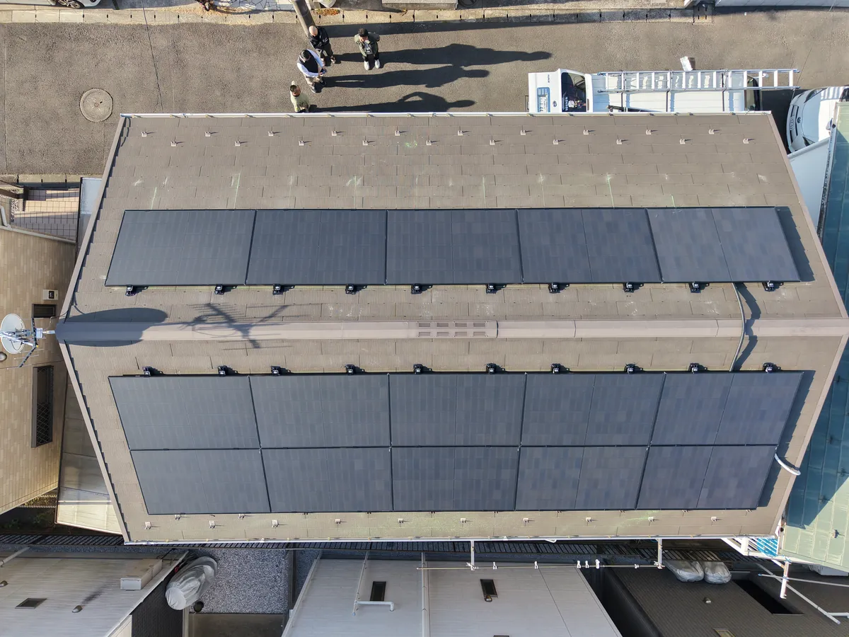 上空から見た住宅の屋根に設置された太陽光パネル