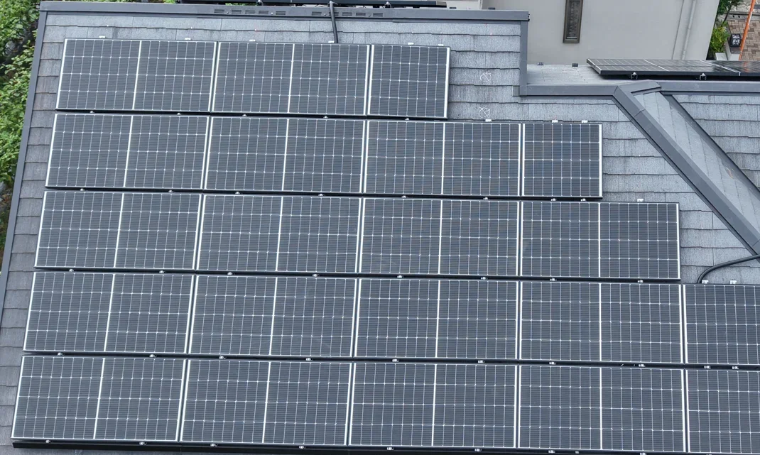 勾配屋根に複数列で設置された太陽光パネル